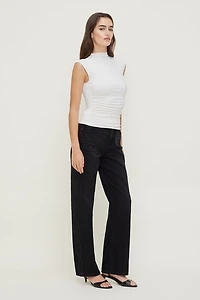 Jean Mika à taille mi-haute et jambe droite décontractée