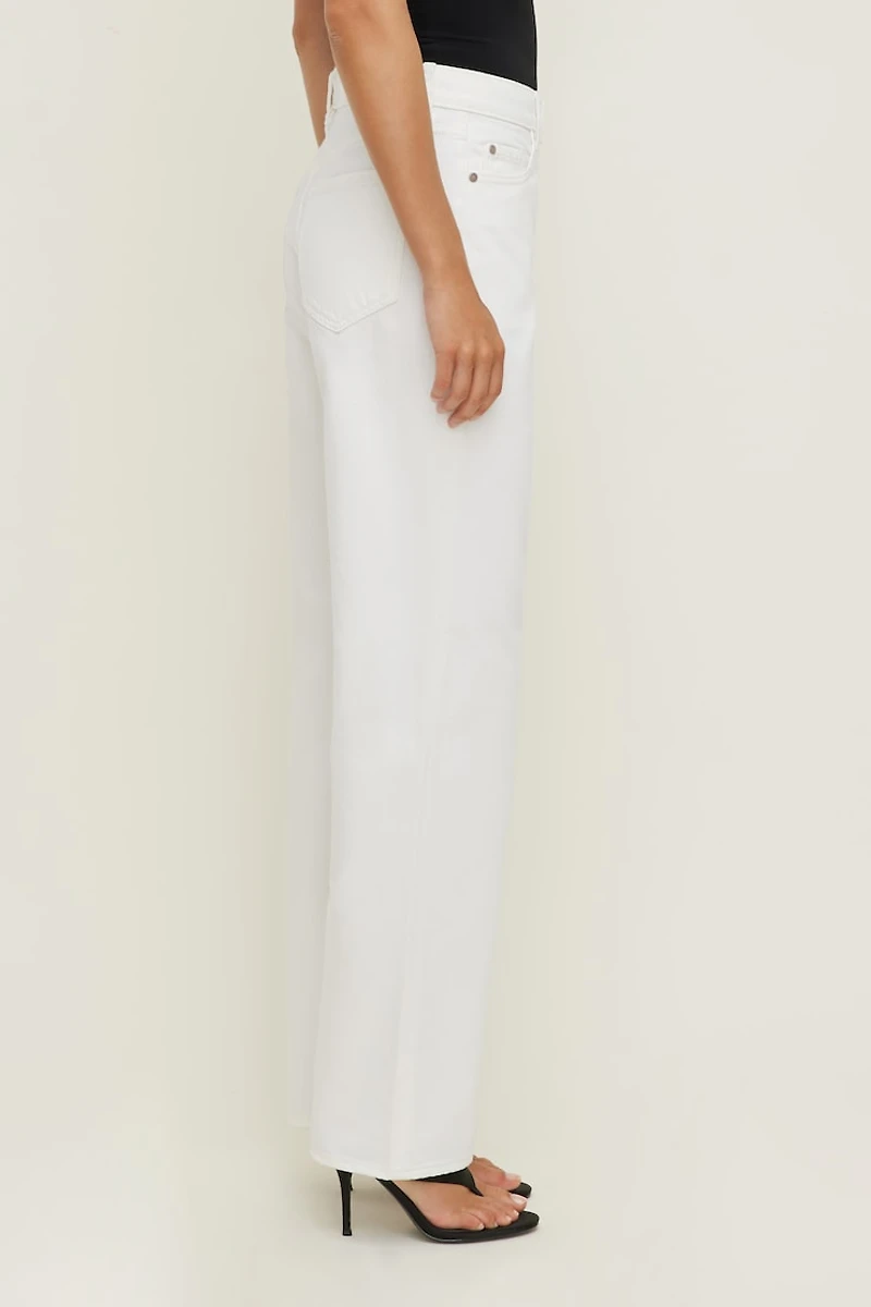 Jean Mika à taille mi-haute et jambe droite décontractée