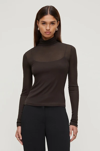 Camisole superposée d'un col roulé diaphane