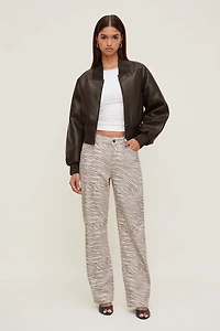 Jean Mika à taille mi-haute et jambe droite décontractée