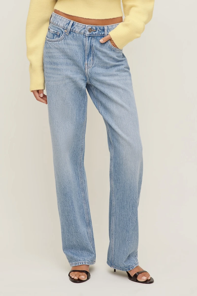 Jean Mika à taille mi-haute et jambe droite décontractée