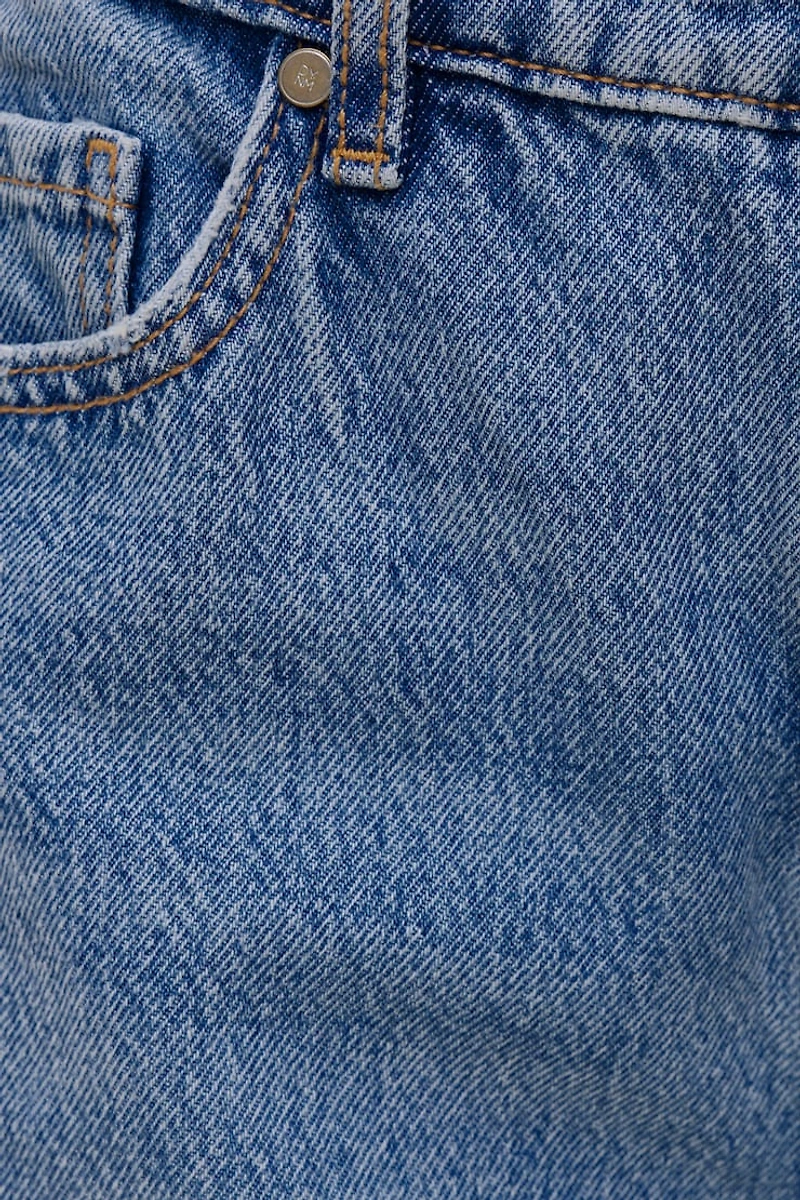 Jean Mika à taille mi-haute et jambe droite décontractée