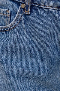 Jean Mika à taille mi-haute et jambe droite décontractée