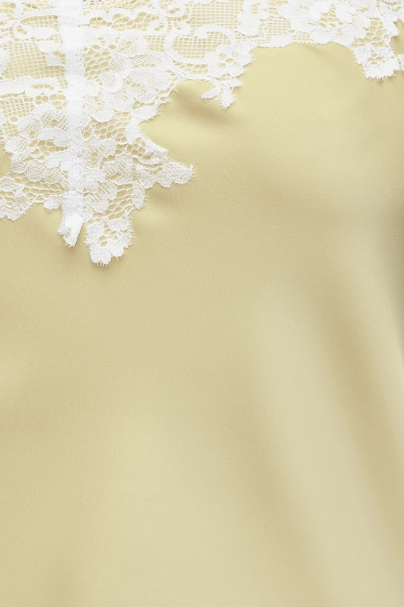 Camisole asymétrique en satin à bordure de dentelle Cassie