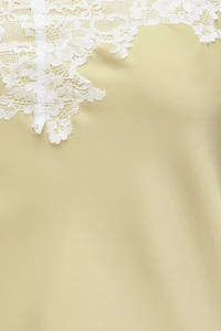 Camisole asymétrique en satin à bordure de dentelle Cassie