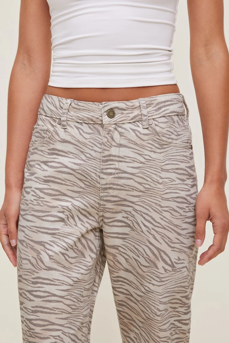 Jean Mika à taille mi-haute et jambe droite décontractée