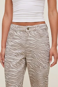 Jean Mika à taille mi-haute et jambe droite décontractée