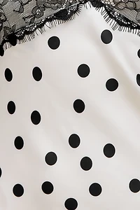 Robe midi en satin avec bordure de dentelle