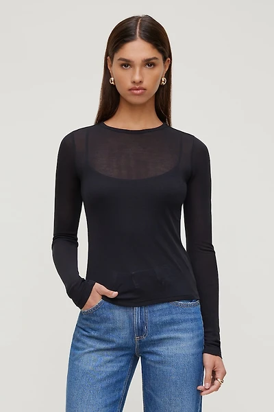 Camisole superposée d'un haut à manches longues diaphane