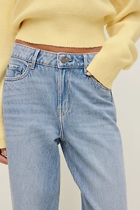 Jean Mika à taille mi-haute et jambe droite décontractée