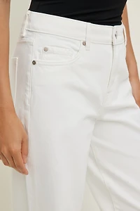 Jean Mika à taille mi-haute et jambe droite décontractée