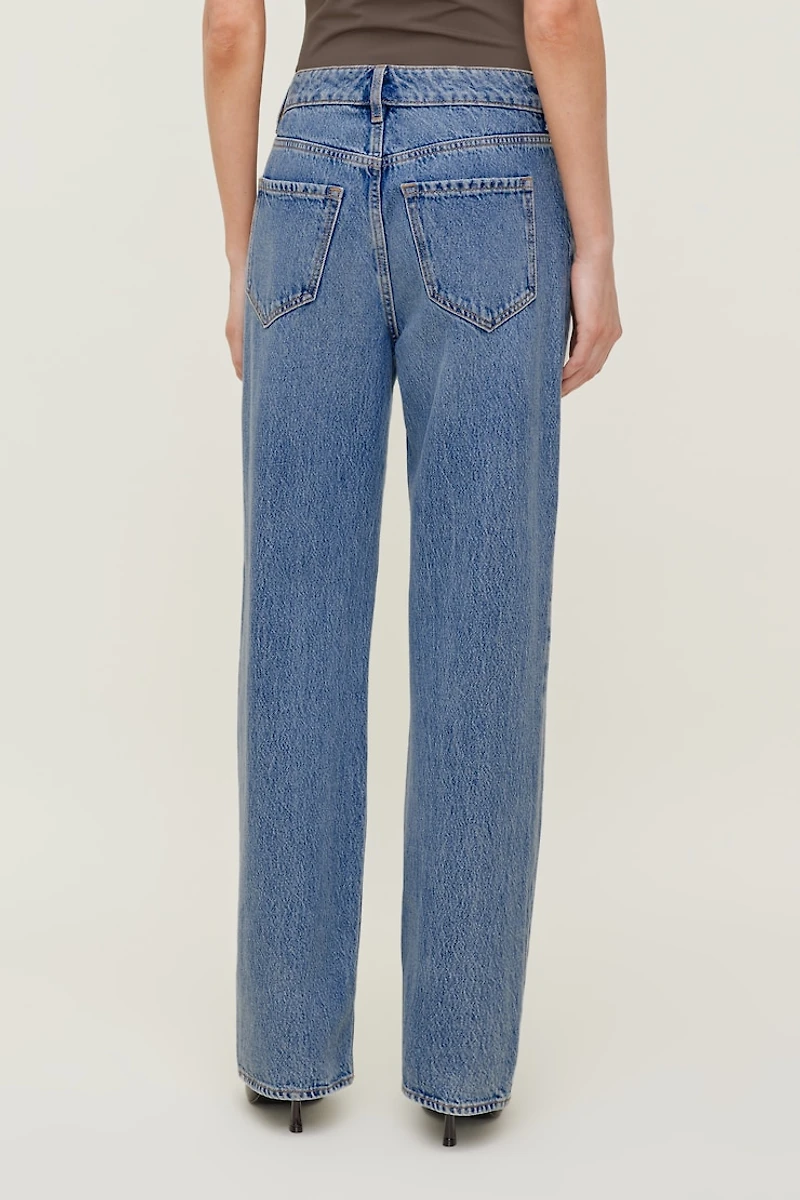 Jean Mika à taille mi-haute et jambe droite décontractée