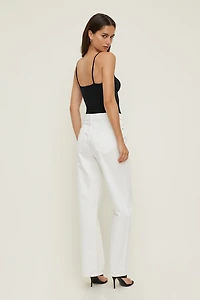 Jean Mika à taille mi-haute et jambe droite décontractée