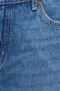 Jean Mika à taille mi-haute et jambe droite décontractée