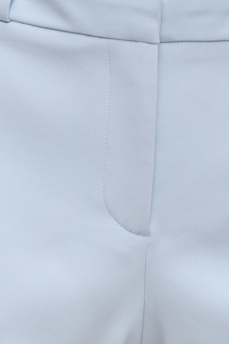 Short ajusté à taille mi-haute