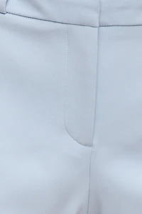 Short ajusté à taille mi-haute