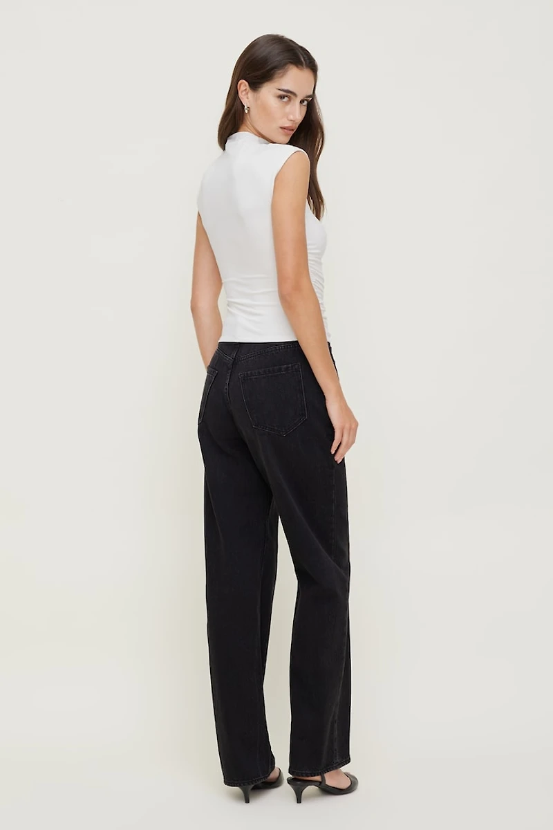 Jean Mika à taille mi-haute et jambe droite décontractée