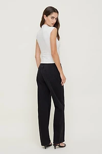 Jean Mika à taille mi-haute et jambe droite décontractée