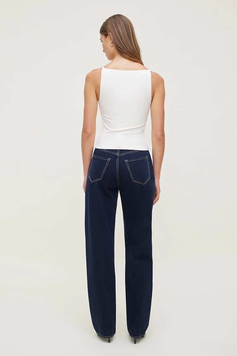 Jean Mika à taille mi-haute et jambe droite décontractée