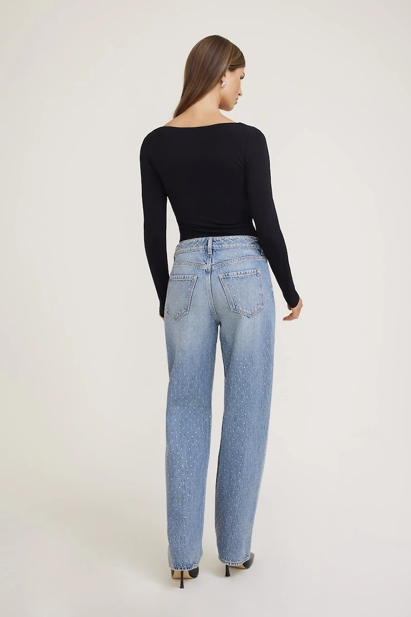 Jean Mika à taille mi-haute et jambe droite décontractée