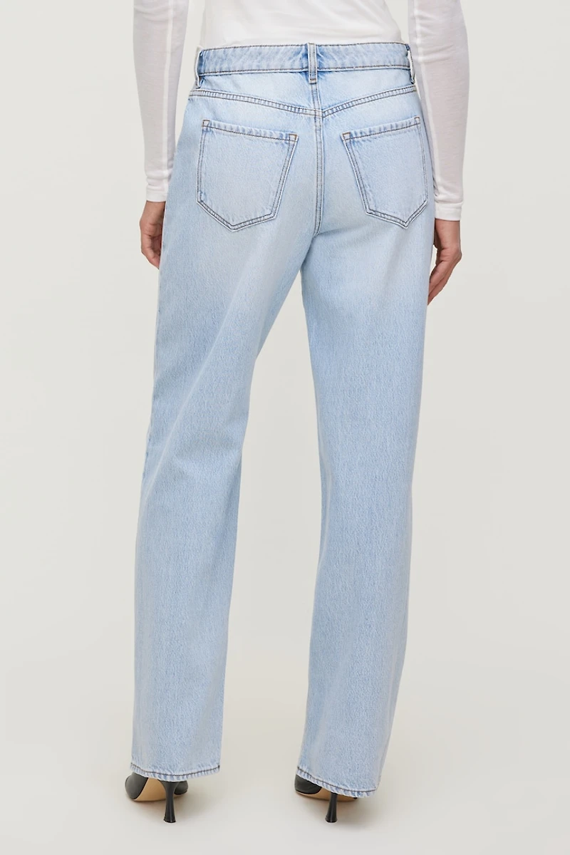 Jean Mika à taille mi-haute et jambe droite décontractée