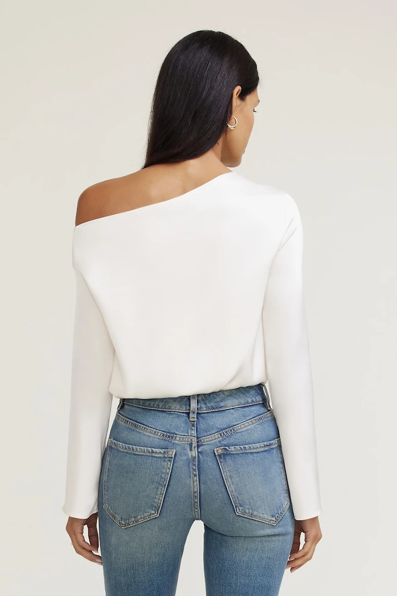 Blouse à épaules dégagées en satin