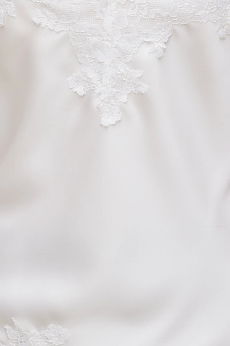 Camisole asymétrique en satin à bordure de dentelle Cassie