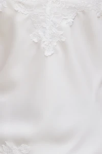 Camisole asymétrique en satin à bordure de dentelle Cassie