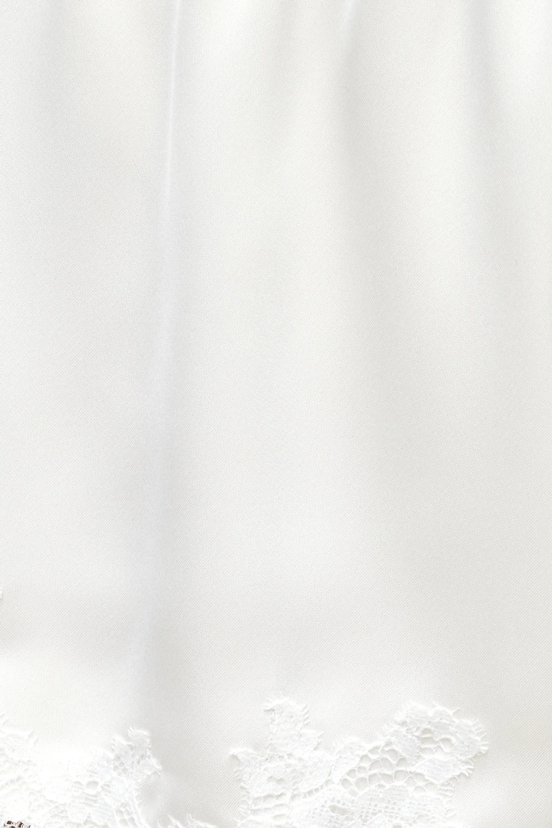 Short en satin et dentelle