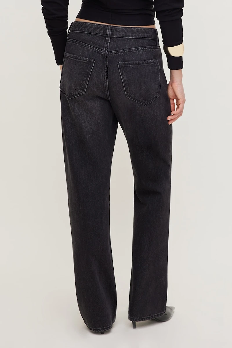 Jean Mika à taille mi-haute et jambe droite décontractée