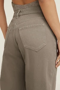 Jean Mika à taille mi-haute et jambe droite décontractée