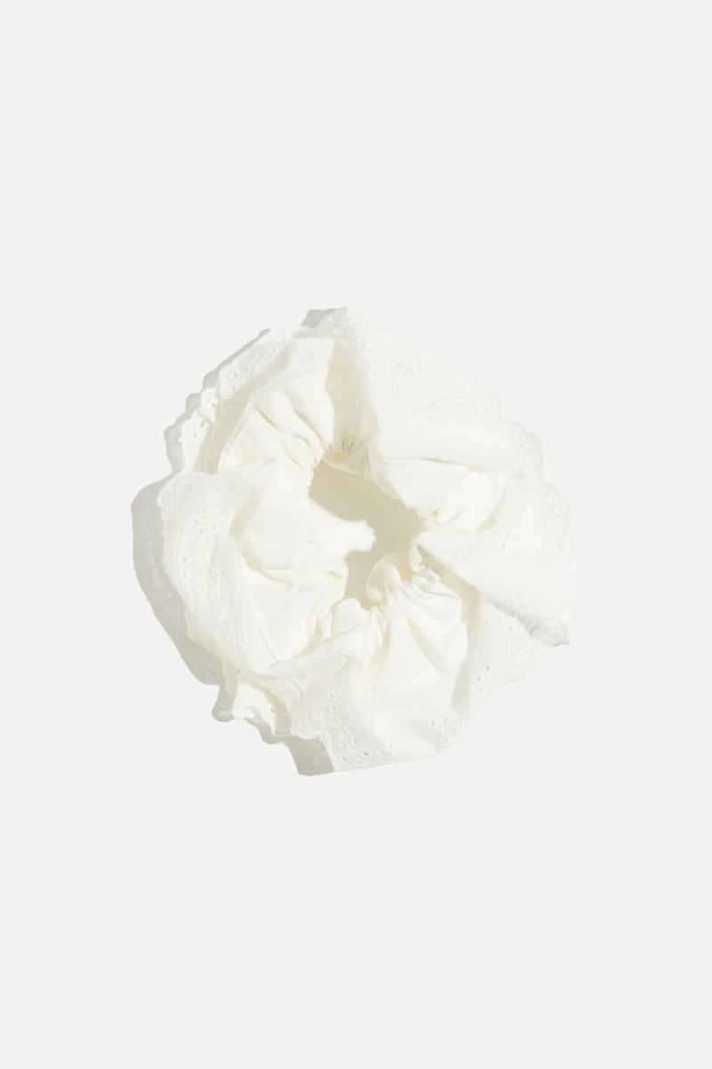 Élastique chouchou à volants et œillets