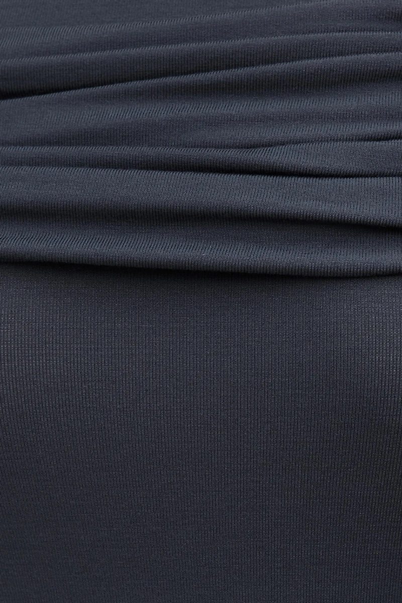 Haut à manches longues et épaules dégagées