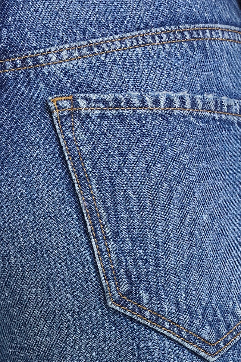 Jean Mika à taille mi-haute et jambe droite décontractée