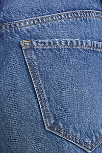 Jean Mika à taille mi-haute et jambe droite décontractée