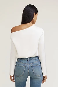 Blouse à épaules dégagées en satin