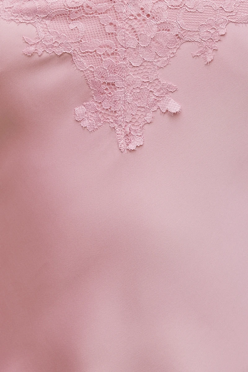 Camisole asymétrique en satin à bordure de dentelle Cassie