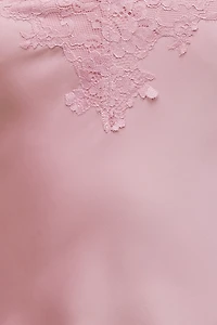 Camisole asymétrique en satin à bordure de dentelle Cassie