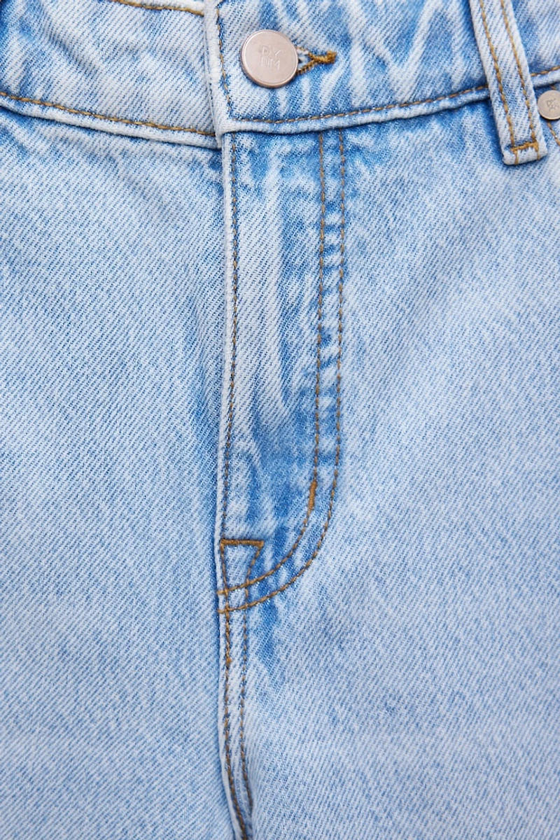 Jean Mika à taille mi-haute et jambe droite décontractée