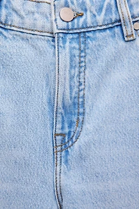 Jean Mika à taille mi-haute et jambe droite décontractée