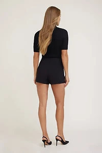 Jupe-short asymétrique avec petite ceinture