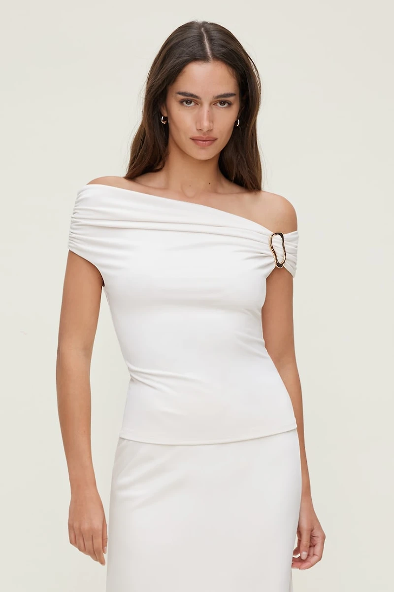 Haut sculptant orné d'une boucle