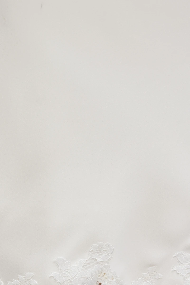 Minijupe en satin et dentelle