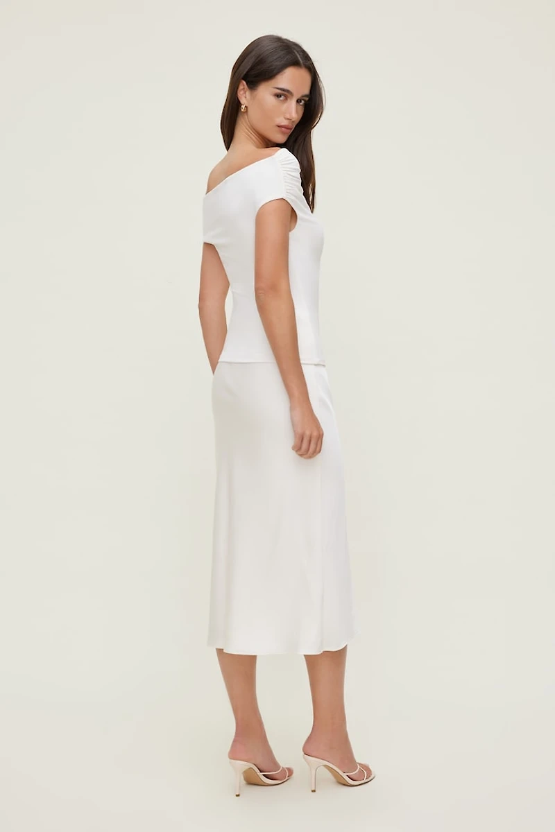 Haut sculptant orné d'une boucle