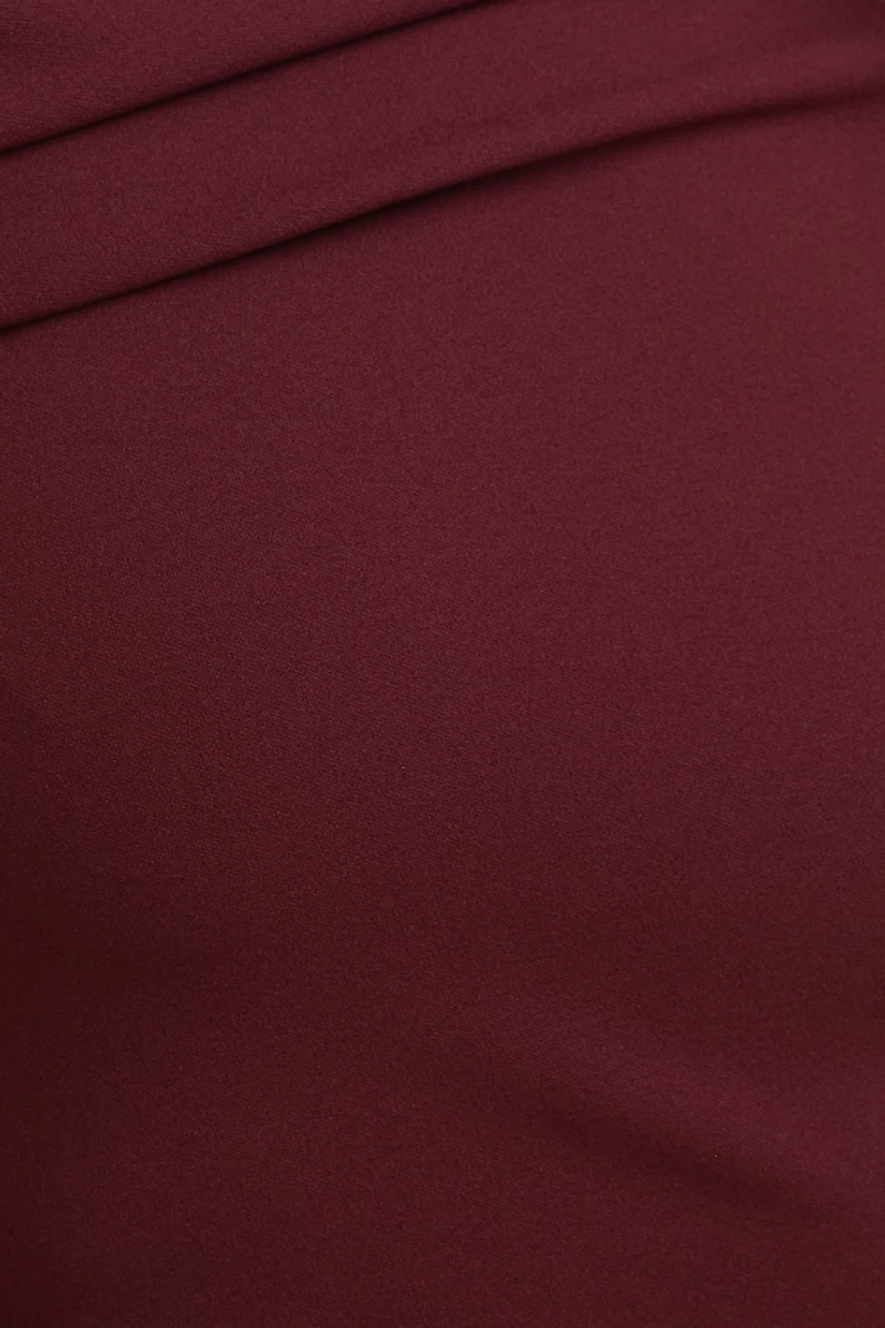 Minirobe en crêpe à épaule dégagée