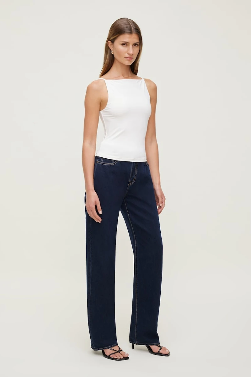 Jean Mika à taille mi-haute et jambe droite décontractée