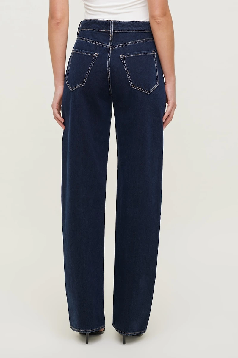 Jean Mika à taille mi-haute et jambe droite décontractée