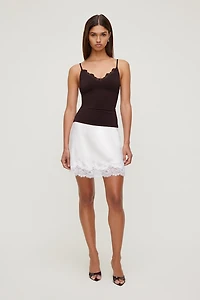 Camisole sculptante à bordure en dentelle