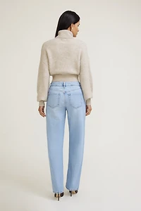 Jean Mika à taille mi-haute et jambe droite décontractée