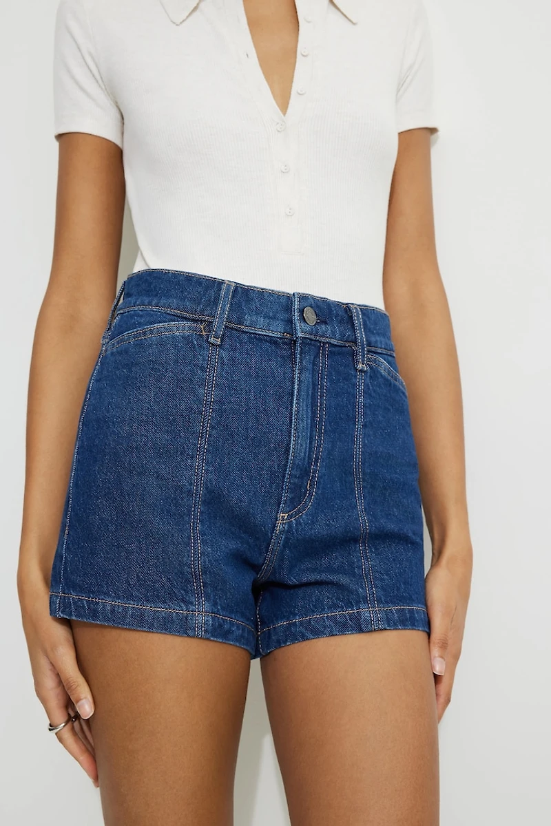 Short en denim ultra-écourté surpiqué à taille haute